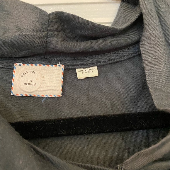 9 h15 brand medium grey shirt - Picture 2 of 2